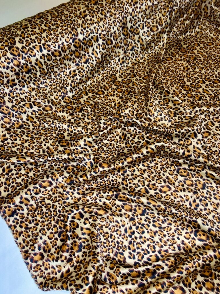 satinas leopardo rašto